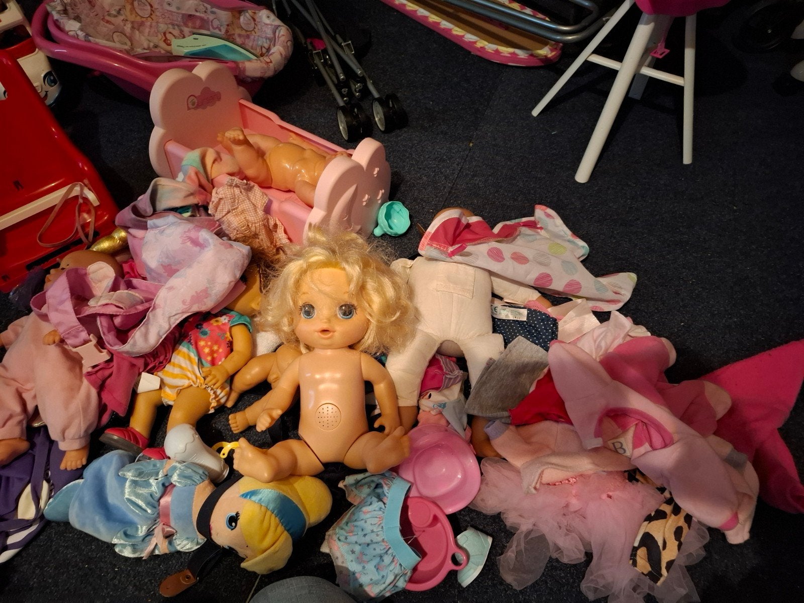 Grote partij poppen en poppenspulllen, Ophalen