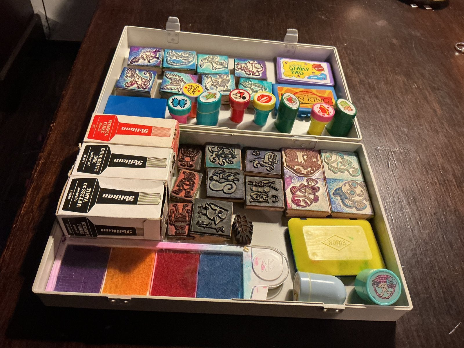 Grote set stempels, inkt en accessoires in koffer giro 555, Hobby en Vrije tijd, Stempelen, Ophalen of Verzenden, Gebruikt, Houten stempel