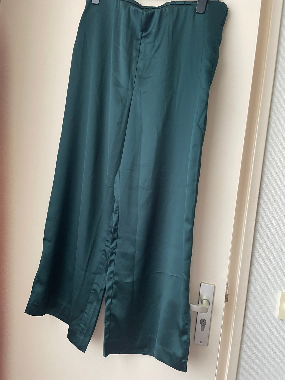 Groene soepelvallende glansbroek 46, Kleding | Dames, Broeken en Pantalons, Maat 46/48 (XL) of groter, Nieuw, Ophalen of Verzenden