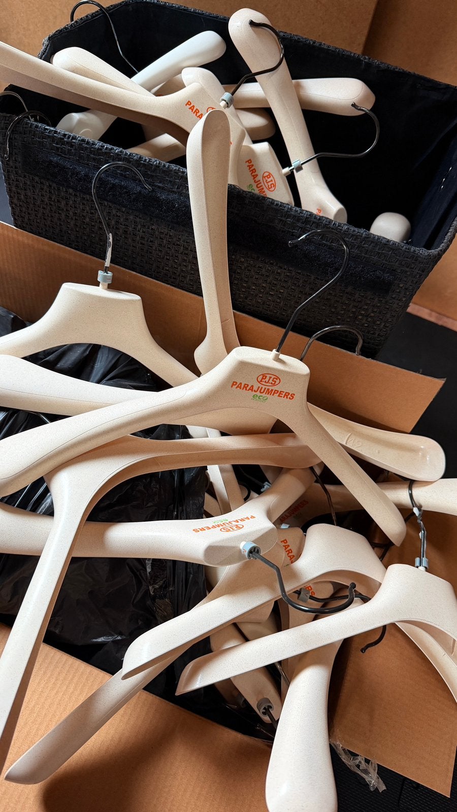 Gratis kledinghangers, Ophalen, Zo goed als nieuw, Kunststof, Volwassenen