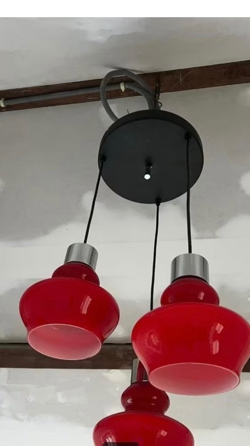 Vintage Hanglamp met 3 rode lampen van glas: doorsnede 17 cm, Huis en Inrichting, Gebruikt, Vintage, hanglamp, glas, rood, metaal, retro, lamp, 3