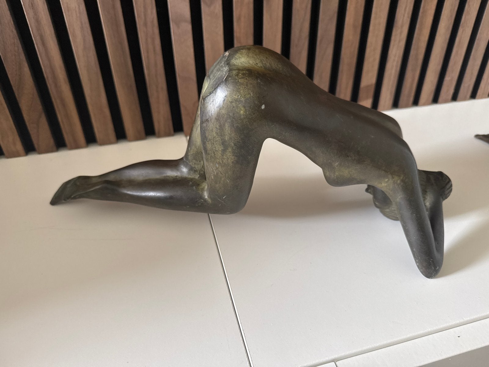 Foto 4 van Bronzen beeld van liggende vrouw