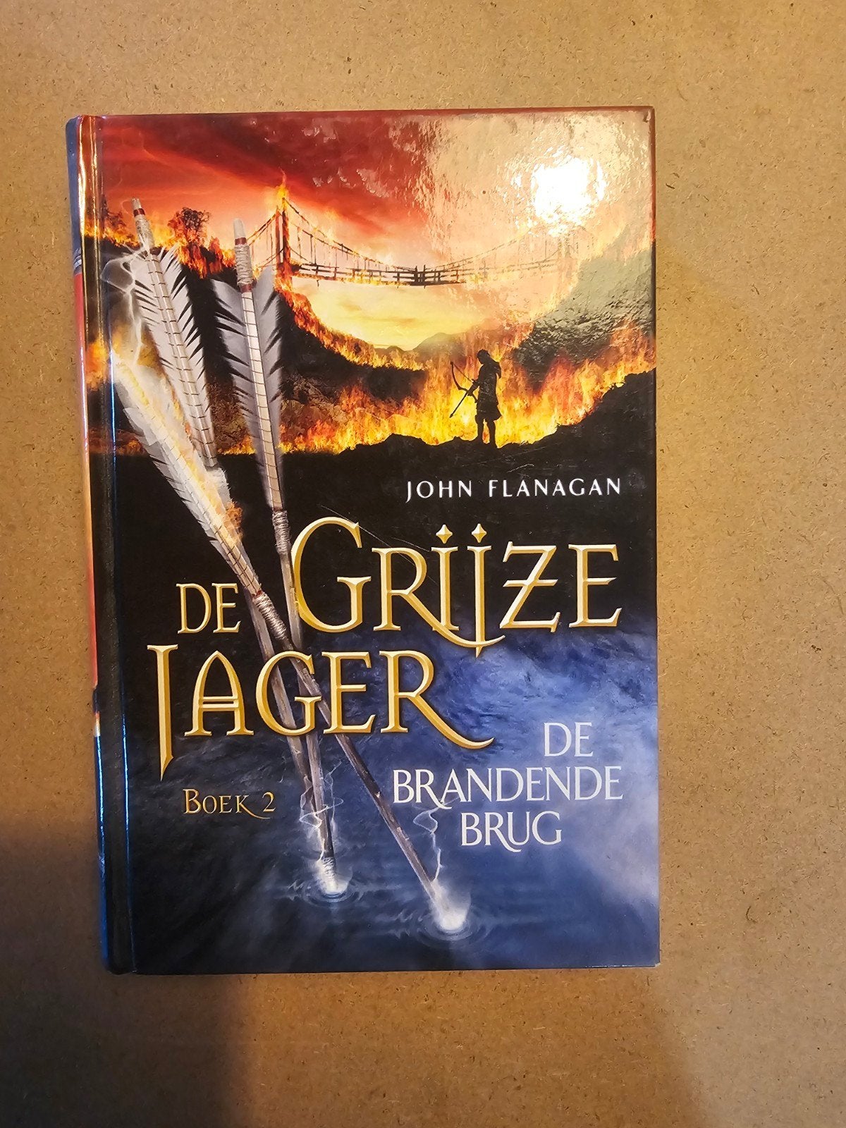 John Flanagan - De brandende brug, Boeken, Ophalen of Verzenden, Zo goed als nieuw, John Flanagan