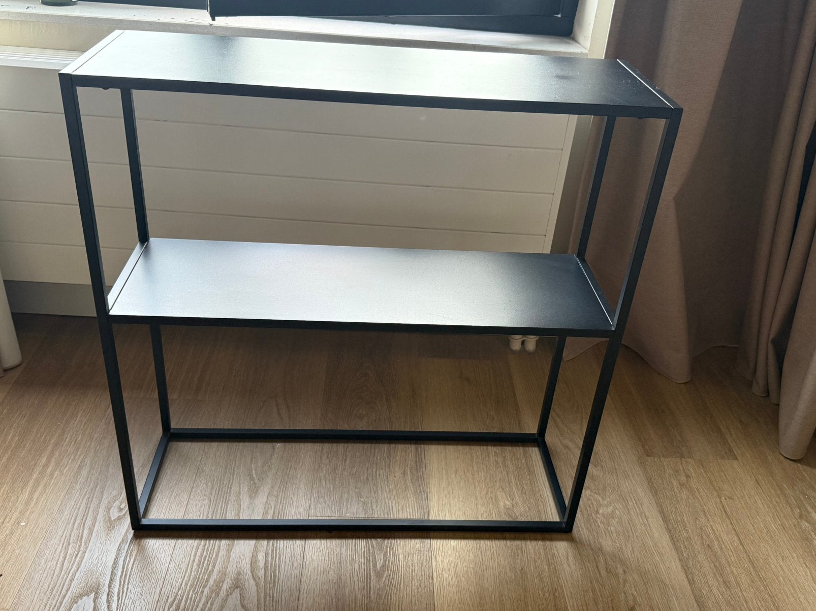 JYSK VIRUM sidetable – zwart metaal – Westwing look, Huis en Inrichting, Ophalen, 50 tot 100 cm, Zo goed als nieuw, Metaal