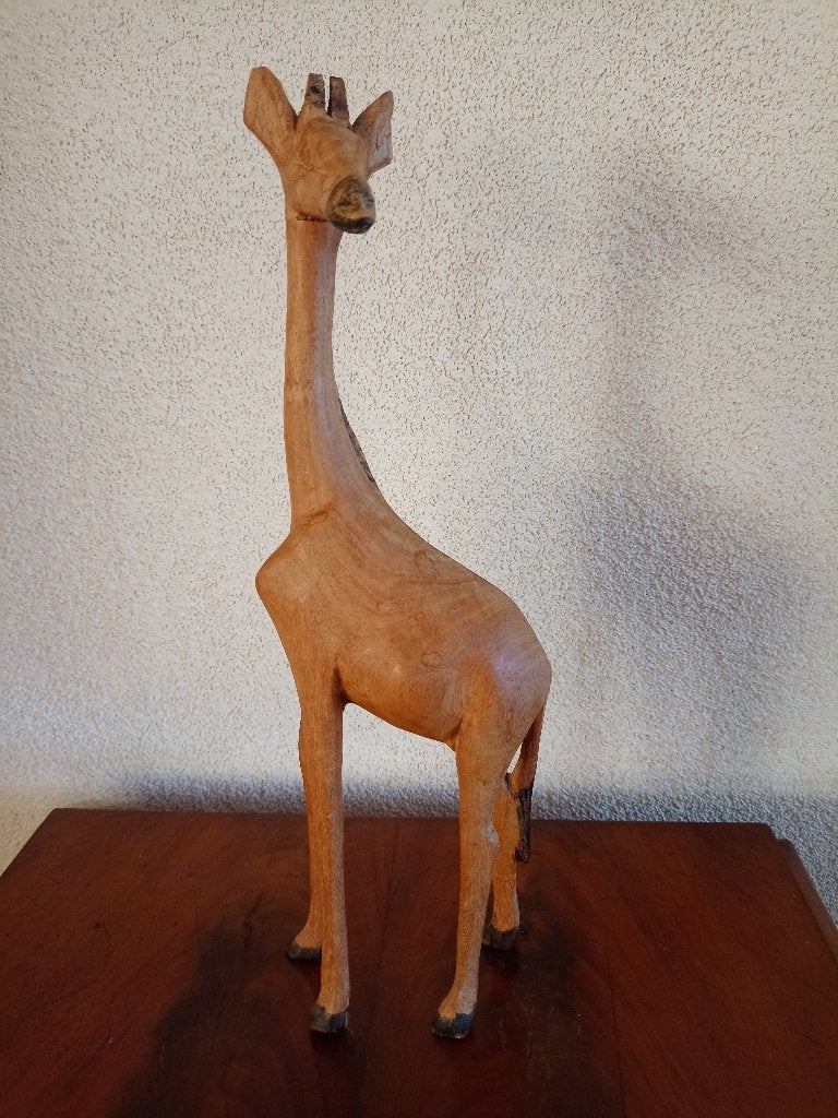 Een Afrikaanse handgemaakte olijfhouten giraffe uit Kenia., Antiek en Kunst, Houtsnijwerk, Ophalen of Verzenden, Zoogdier, 20 - 50 cm