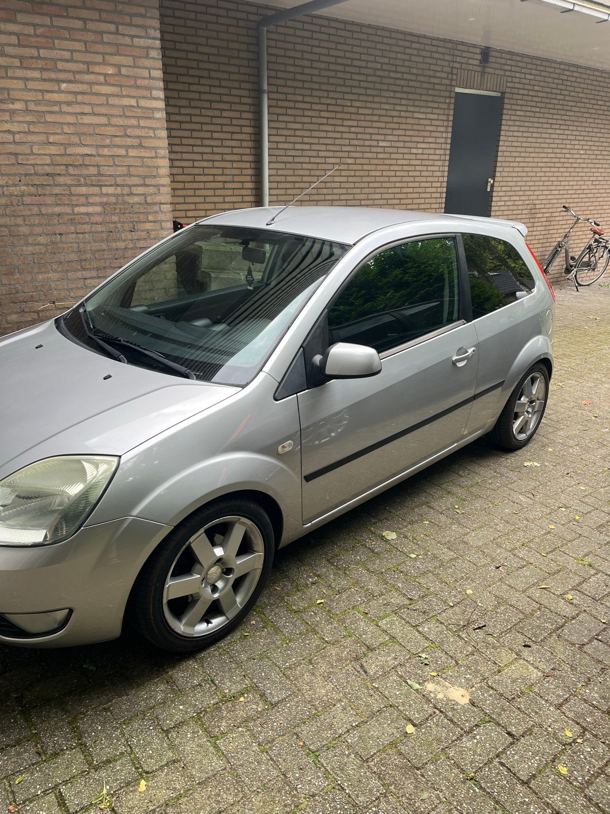Ford Fiësta 1.3 8V 3DR 2005 Grijs, Auto's, Ford, 1299 cc, 40 €/maand, 4 cilinders, Origineel Nederlands