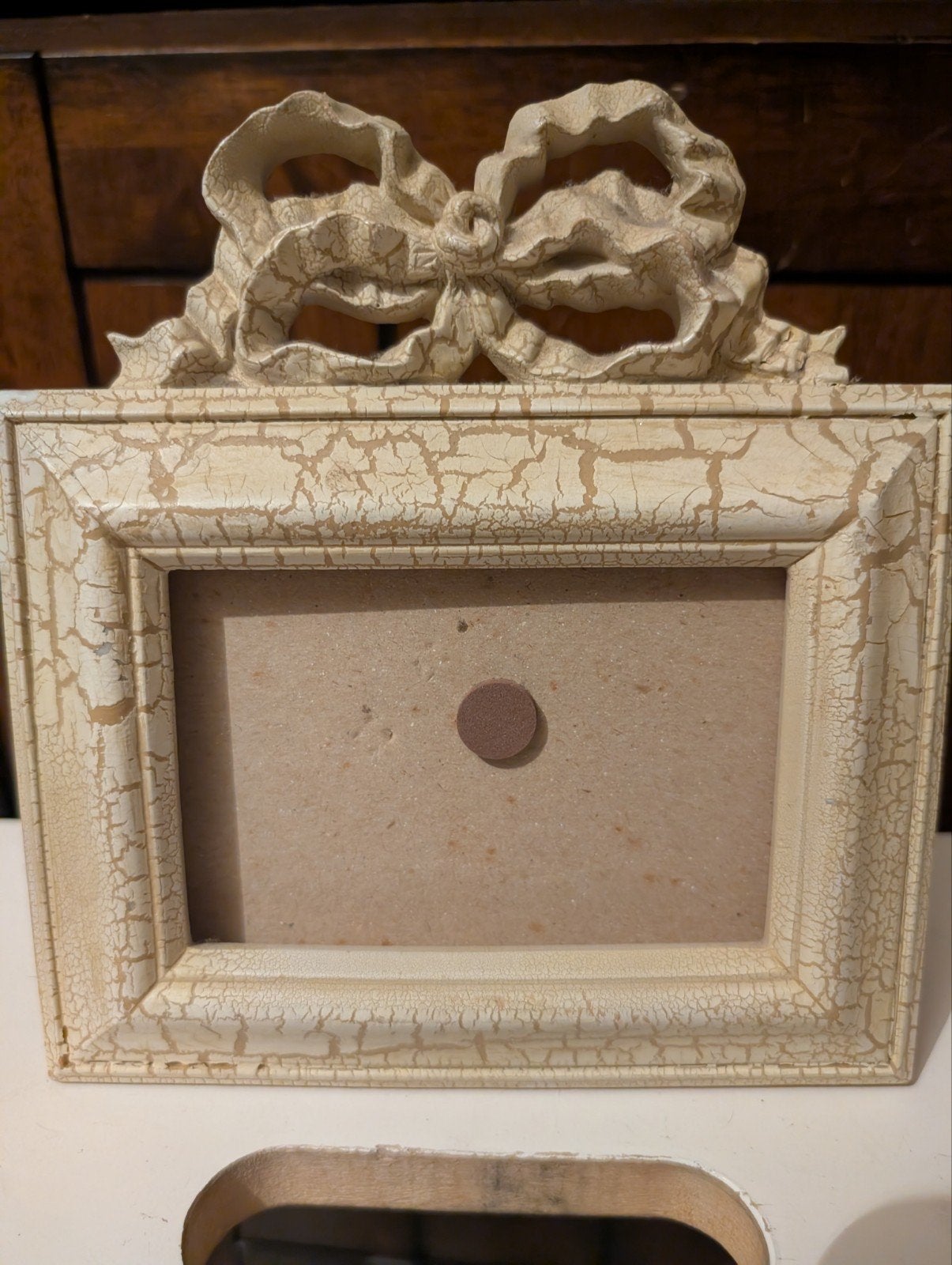 Brocante fotolijstje met strik – Crème craquelé – Romantisch, 19 cm, Onbekend, Ophalen of Verzenden, Fotolijst