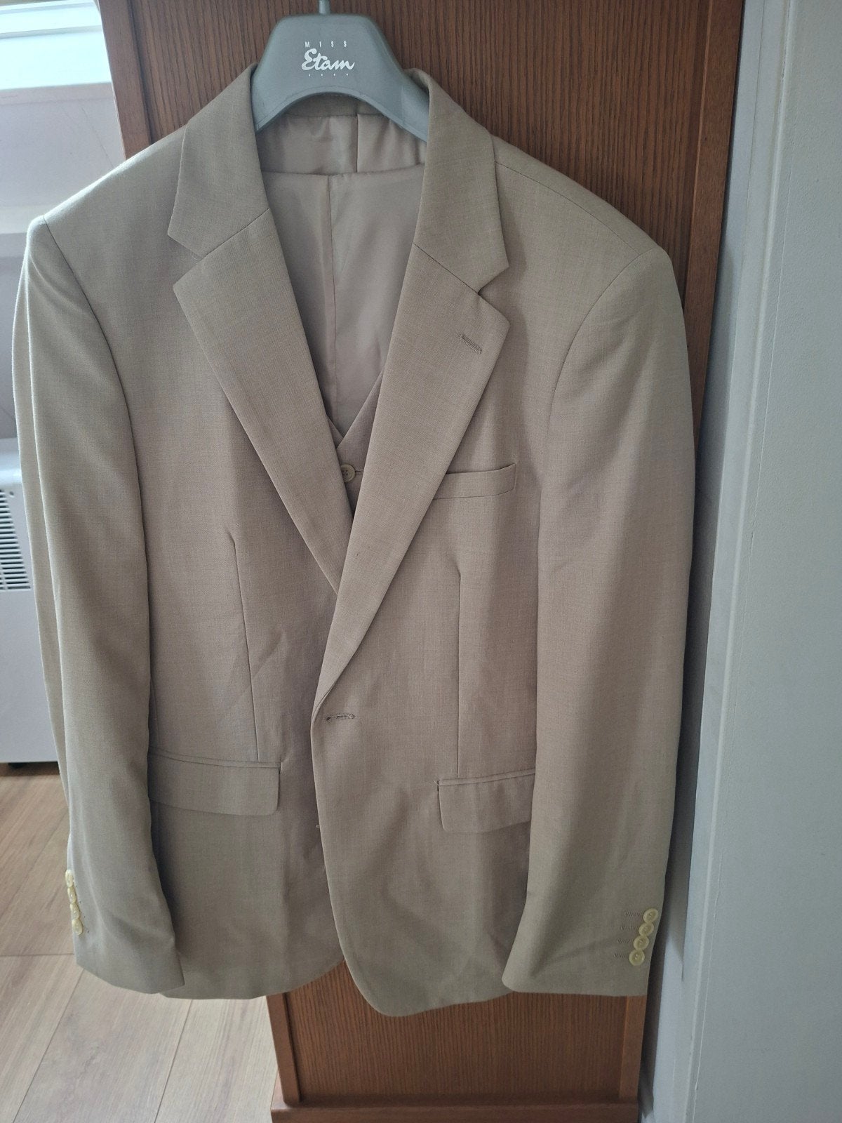 Vlot kostuum zandkleur mt m, Kleding | Heren, Ophalen of Verzenden, Zo goed als nieuw, Beige