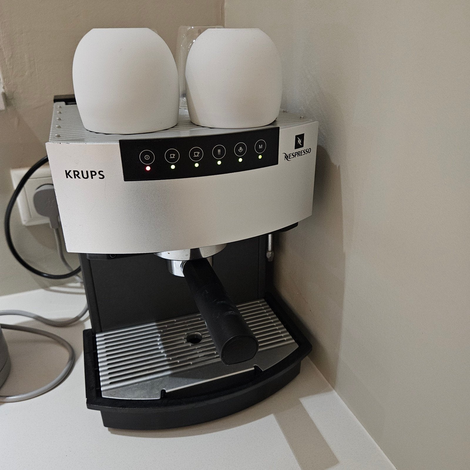 Foto 2 van Krups Nespresso Espresso apparaat - zilverkleurig
