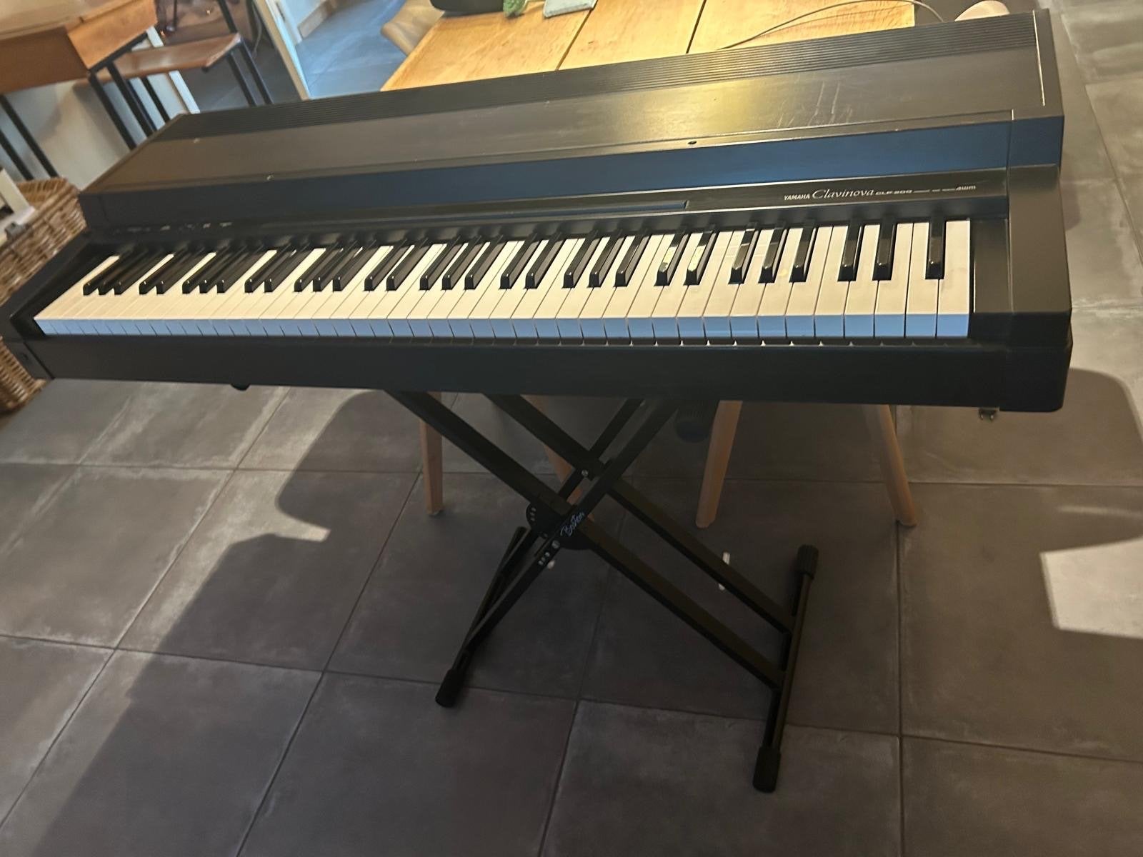 Yamaha Clavinova CLP-200 Digitaal Piano met standaard, Muziek en Instrumenten, Ophalen, Gebruikt, Zwart, Digitaal