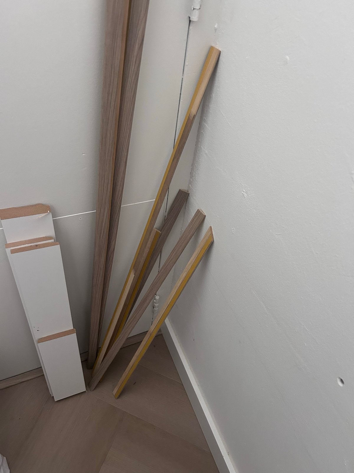 Hoge witte plinten 12mm en plakplinten, Ophalen, Nieuw, Mdf, 200 tot 250 cm