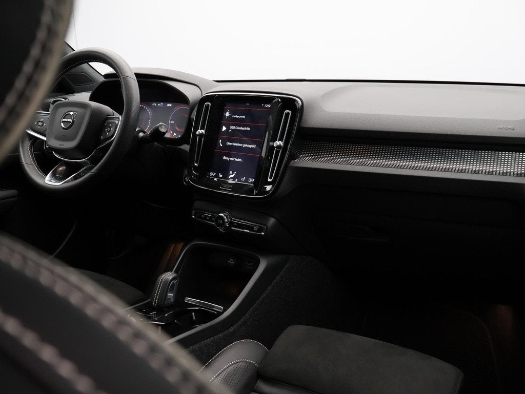 Volvo XC40 T5 Recharge R-Design / Stoel+stuurwielverwarming, Auto's, Euro 6, Zwart, Plug-in hybride, Hybride Elektrisch/Benzine