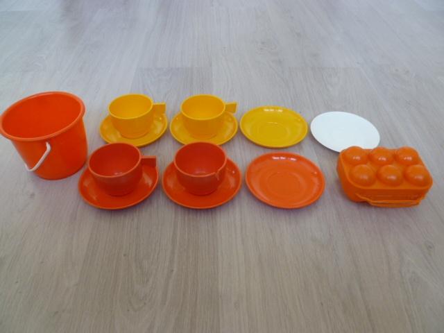 Oranje plastic artikelen. Eierdoos, kop-schotels, emmertje., Overige materialen, Gebruikt, Ophalen of Verzenden, Overige stijlen