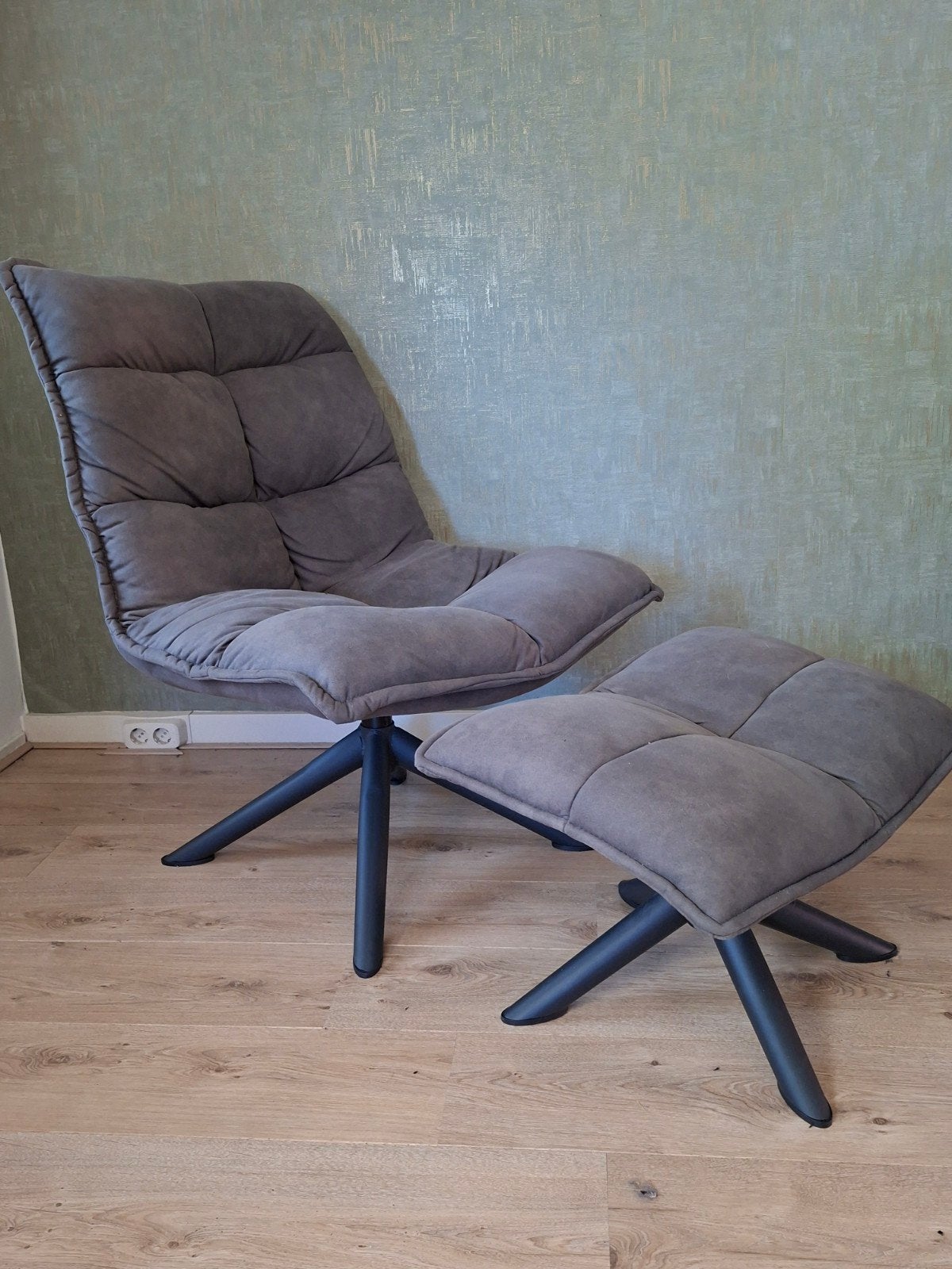 Leen Bakker Clayton draaibare fauteuil met hocker Antraciet, Huis en Inrichting, Fauteuils, Ophalen, 75 tot 100 cm, Zo goed als nieuw