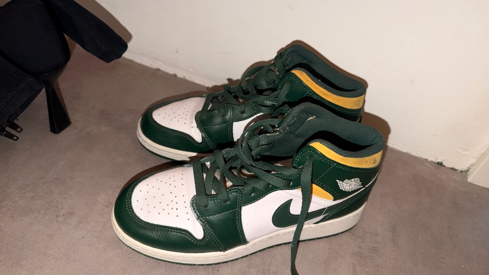 Nike Air Jordan 1 Mid Groen/Wit/Geel, Kleding | Dames, Schoenen, Ophalen of Verzenden, Gedragen, Groen, Sneakers of Gympen