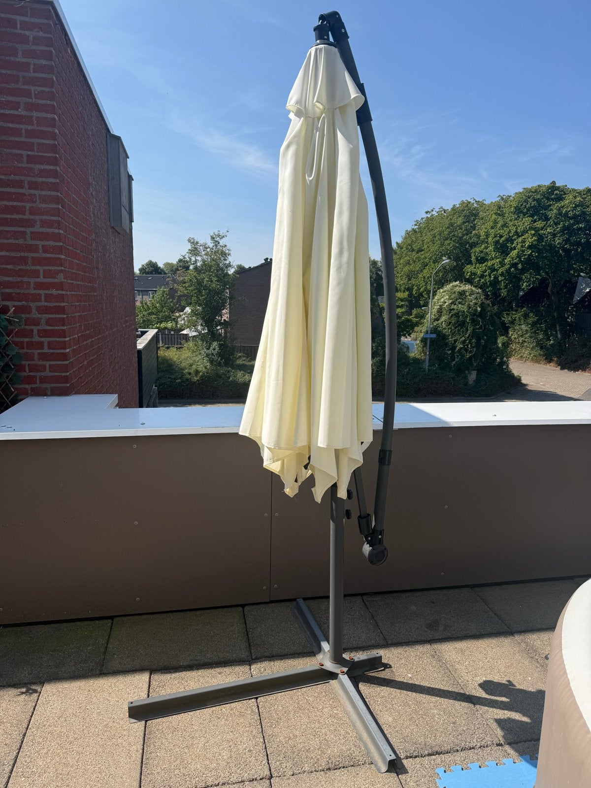 Zweefparasol ecru met voet en hoes - stang defect, Ophalen, Verstelbaar, Gebruikt, 2 tot 3 meter