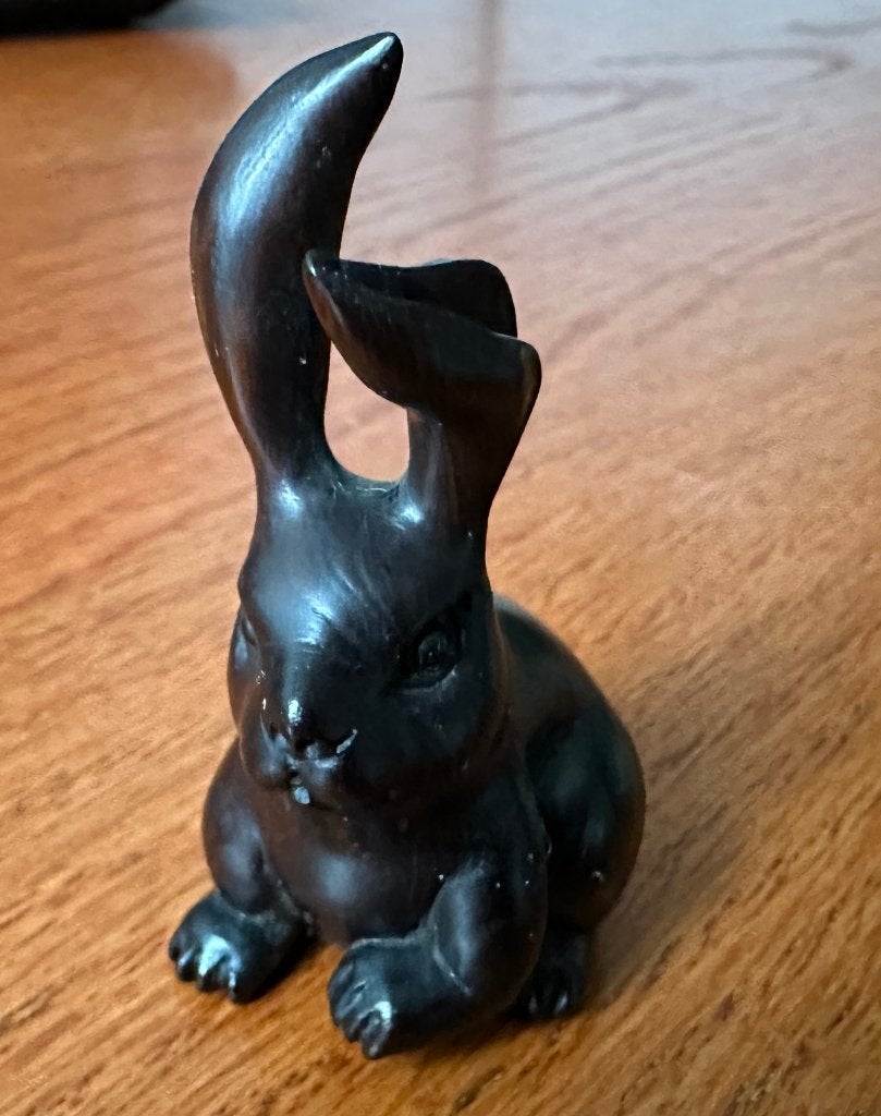 Ironwood Netsuke van een haas met gekruiste oren late Meiji, Antiek en Kunst, Kunst | Niet-Westerse kunst, Hout, Netsuke, Japan