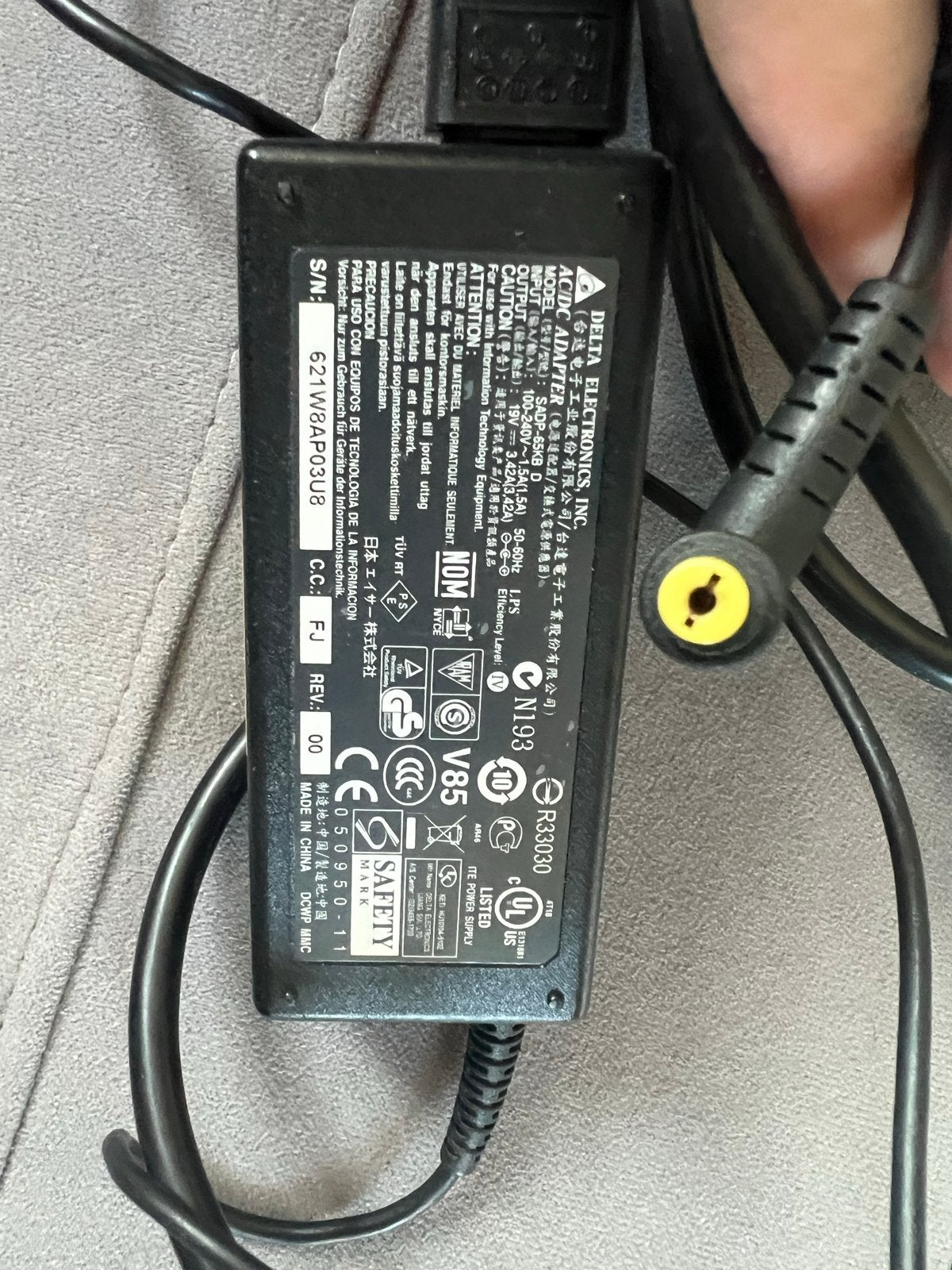 DELTA ELECTRONICS Laptop Oplader, Computers en Software, Laptop-opladers, Ophalen, Gebruikt