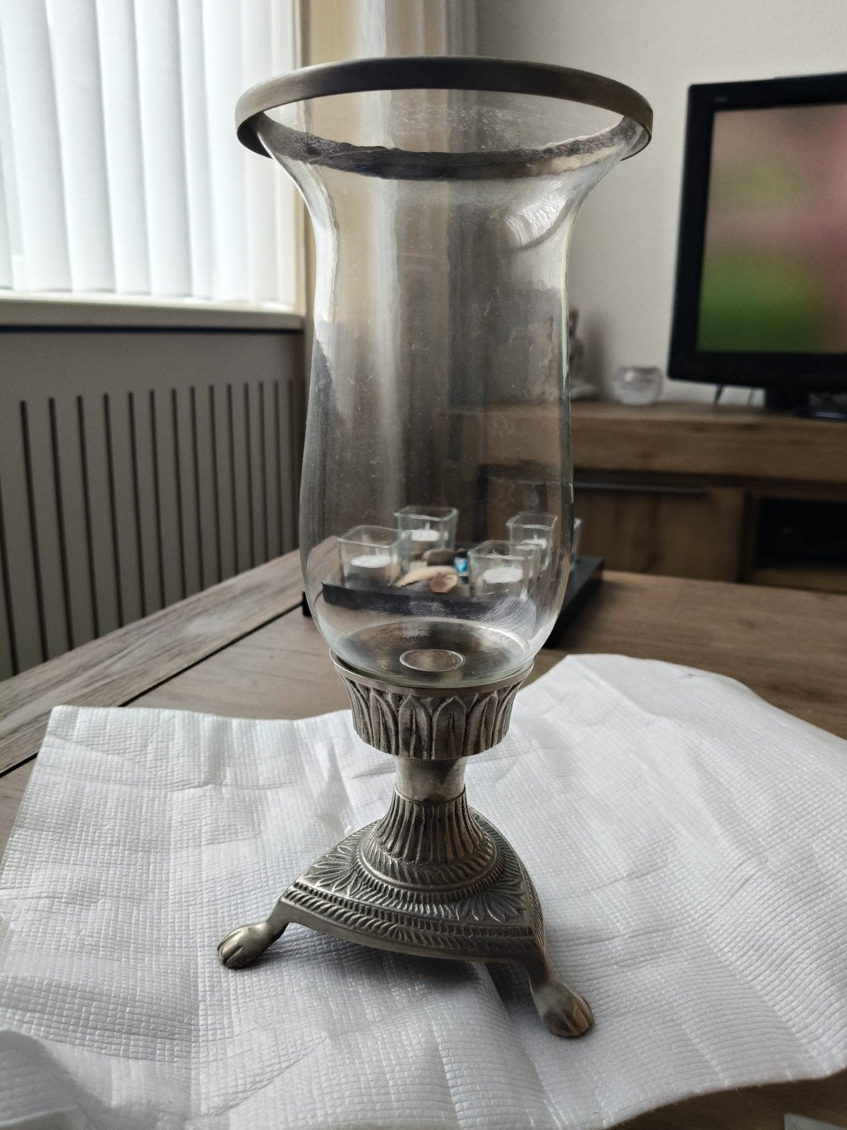 Glazen windlicht met metalen voet, Ophalen