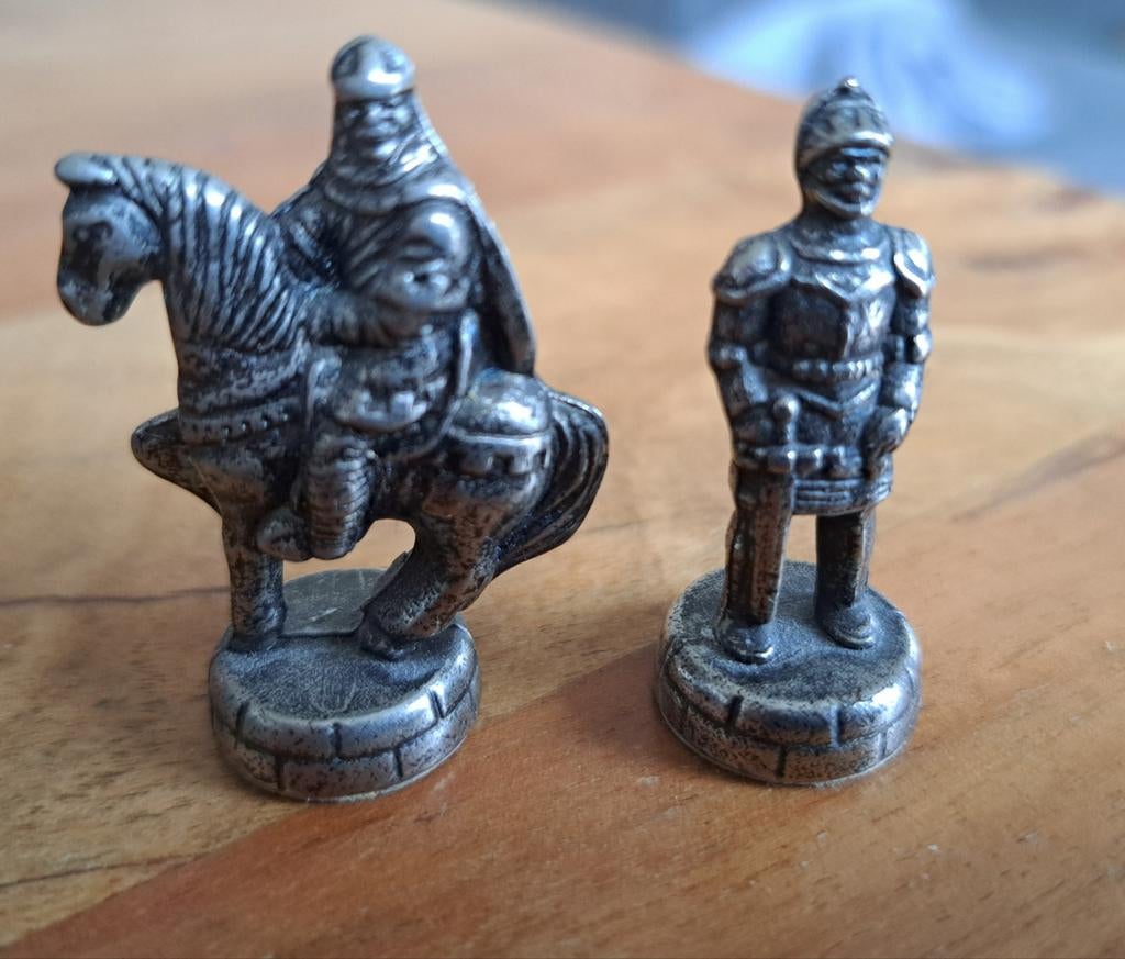 Twee oude miniatuur schaakstukken, Ophalen of Verzenden