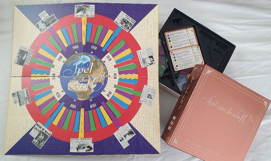 Spel van de Eeuw, Hobby en Vrije tijd, Gezelschapsspellen | Bordspellen, Vijf spelers of meer, Ophalen of Verzenden, Nieuw, Nova Carta