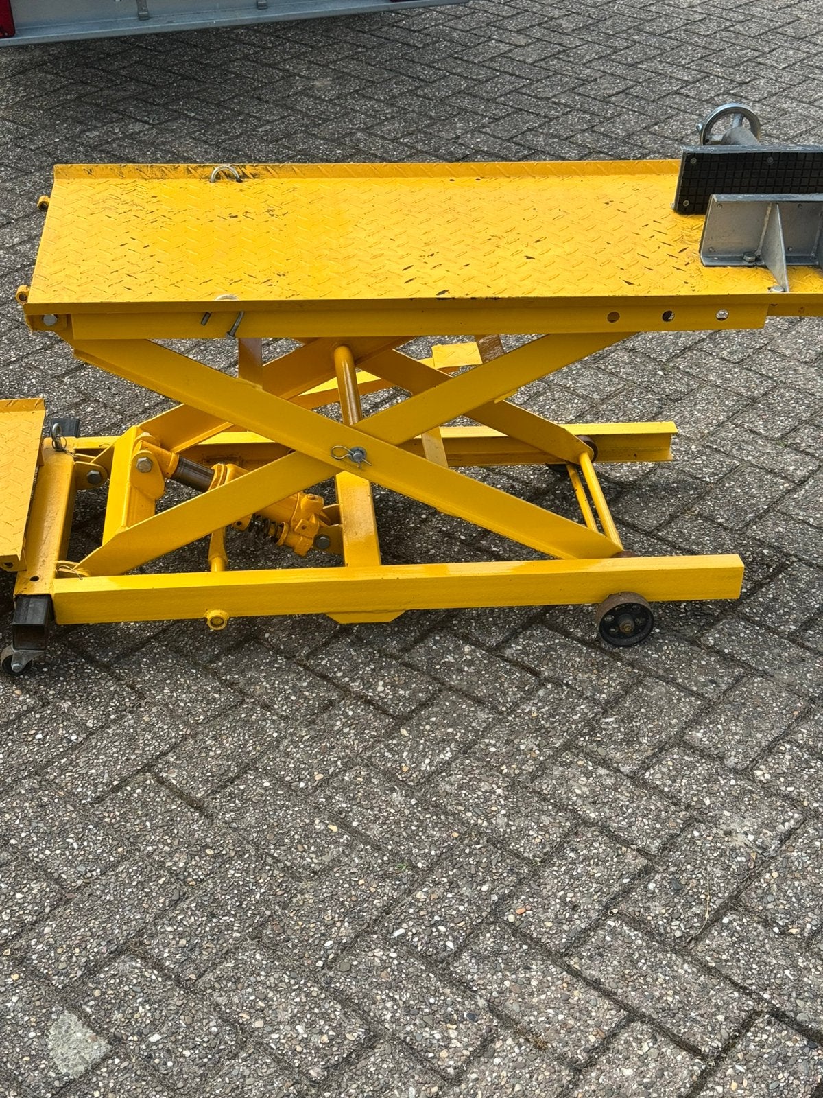 In nieuwstraat verkerende hefbrug voor motoren en scooters, Ophalen