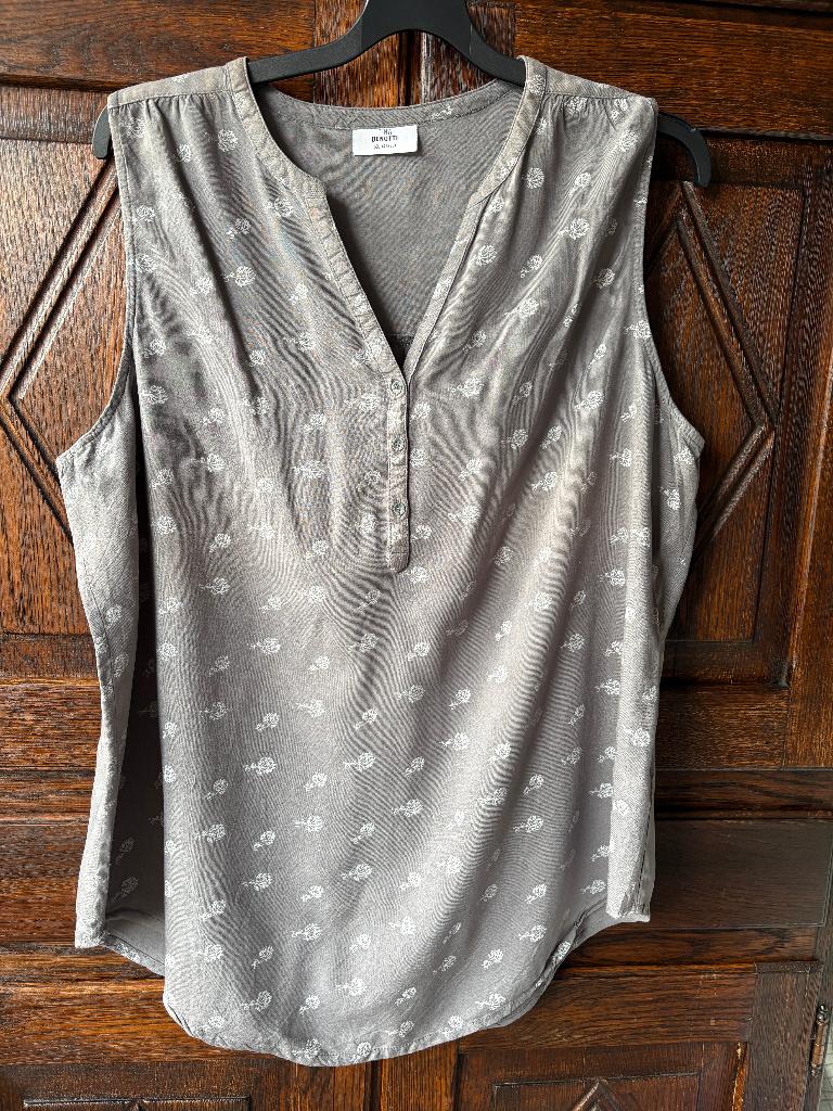 Grijze top, tuniek grijze bloempjes; Gina Benotti; XL 48/ 50, Ophalen of Verzenden, Zo goed als nieuw, Grijs, Blouse of Tuniek