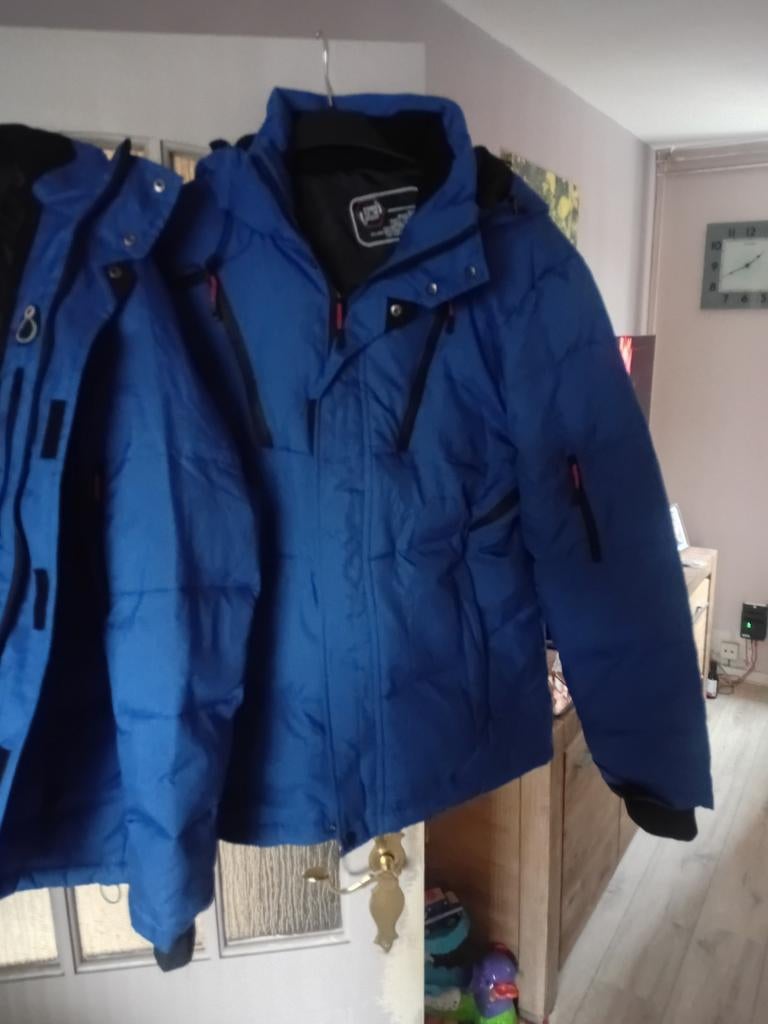 Twee blauwe ski jassen, maat L, voor dames en heren, Kleding | Dames, Wintersportkleding, Ophalen of Verzenden, Maat 38/40 (M)