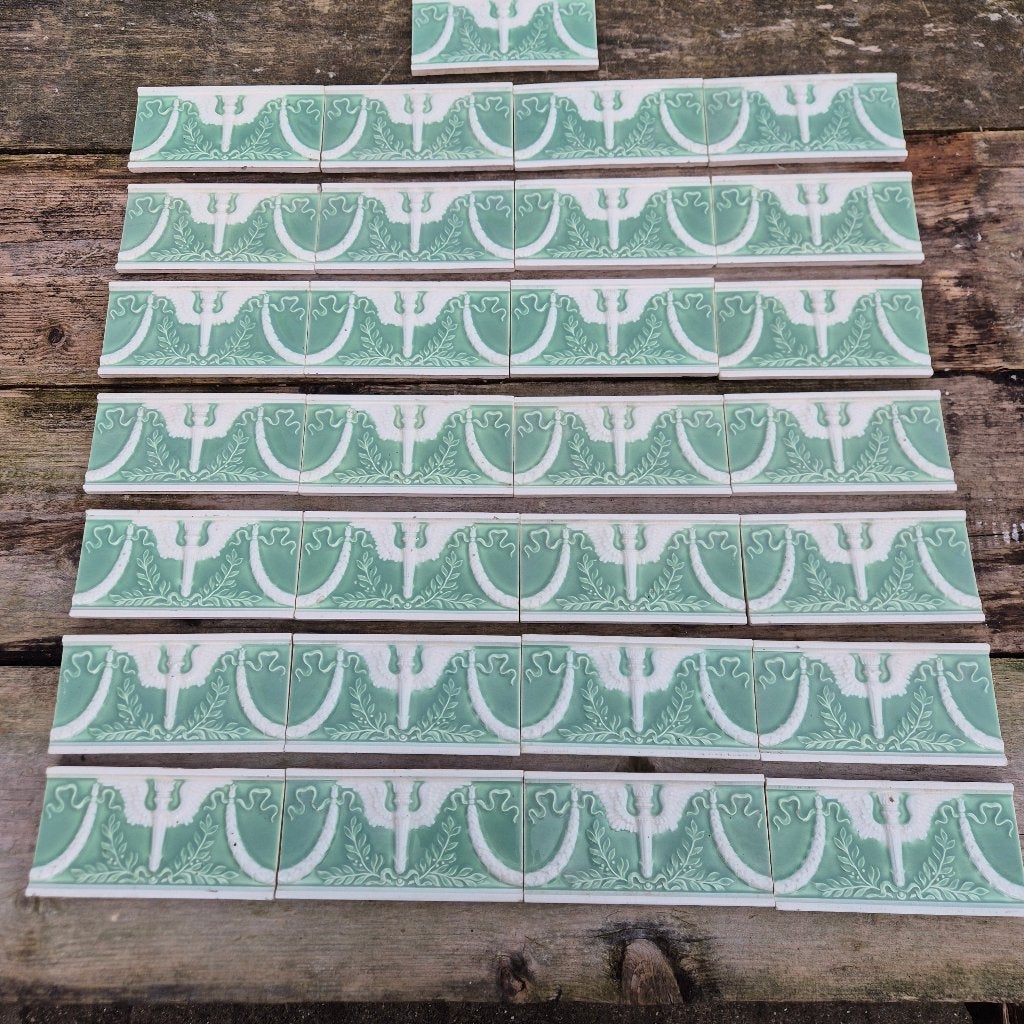 29 art nouveau randtegels mintgroen / wit opgelegd decor, Antiek en Kunst, Antiek | Wandborden en Tegels, Ophalen