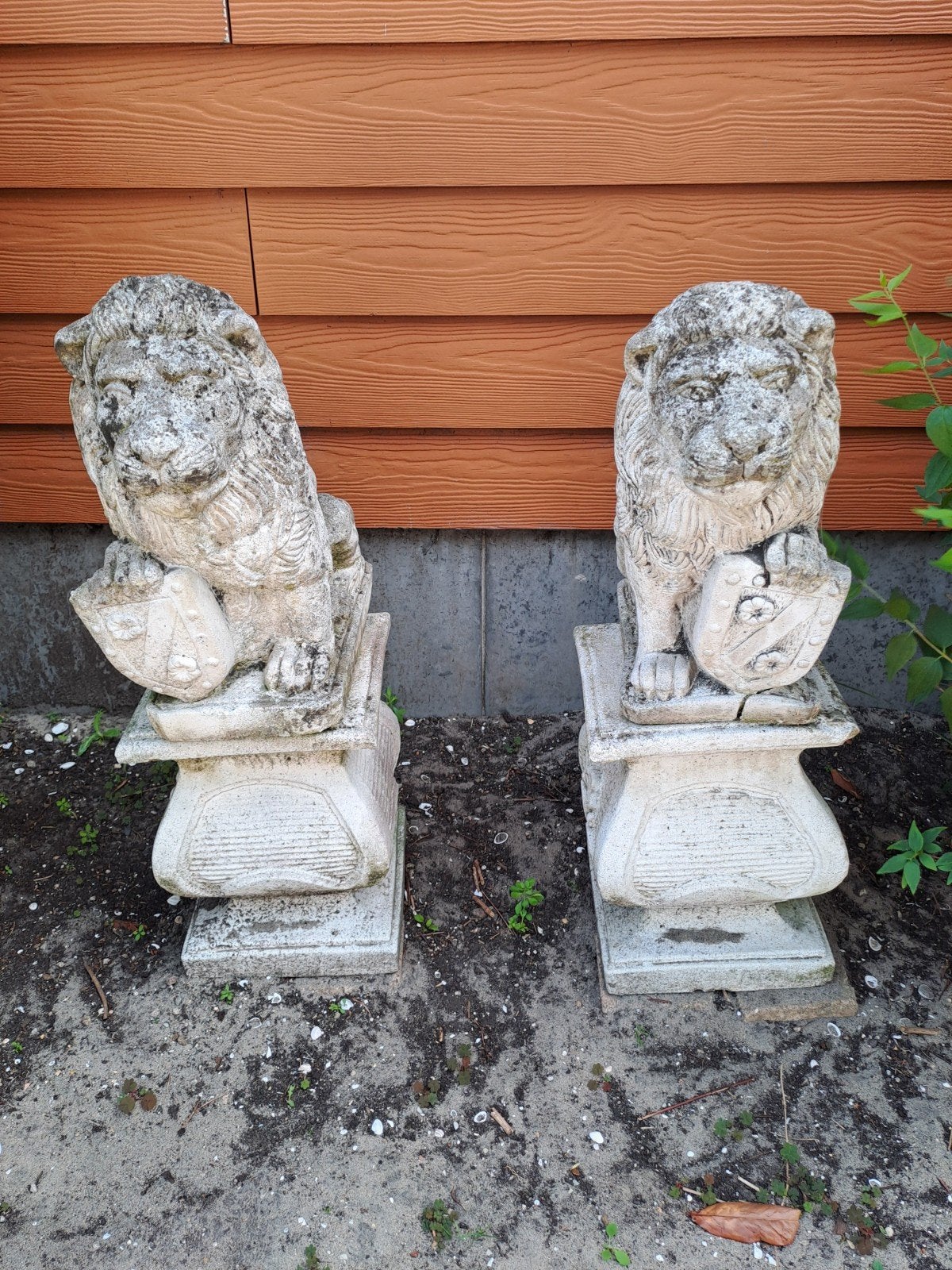 2x Tuinbeeld leeuw op sokkel - 85 cm hoog, Ophalen, Gebruikt, Beton, Dierenbeeld
