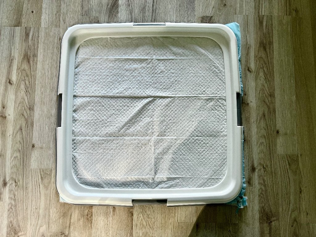Trainingsmat houder met extra matjes voor hond / puppy, Adori, Ophalen, Zo goed als nieuw, Overige typen