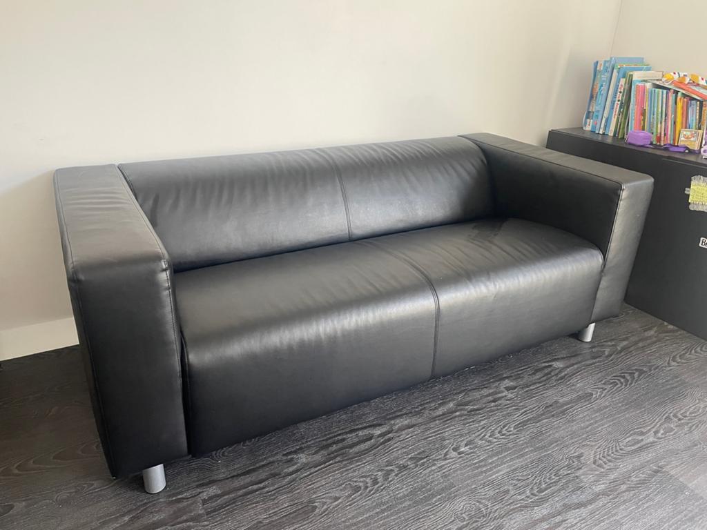IKEA KLIPPAN 2-zitsbank met zwart kunstleer, stof BOMSTAD, Ophalen, Gebruikt, 150 tot 200 cm, Tweepersoons