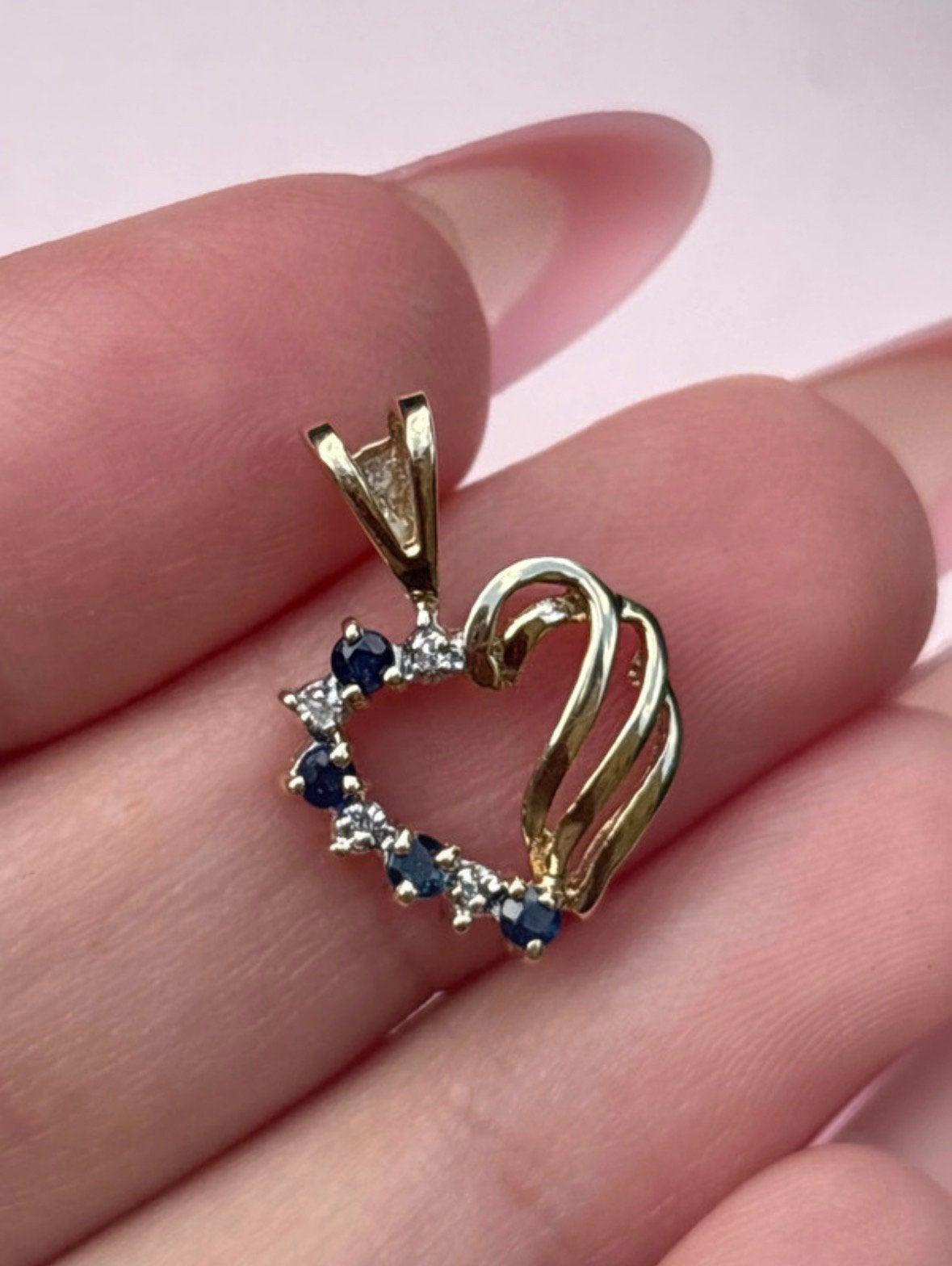 9 karaat gouden hartvormige hanger met saffier en diamantjes, Blauw, Ophalen of Verzenden, Zo goed als nieuw, Hart