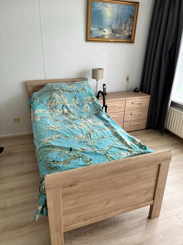 Verstelbaar seniorenbed  met nachtkastje en kledingkast, Ophalen, 90 cm, Eenpersoons, Bruin