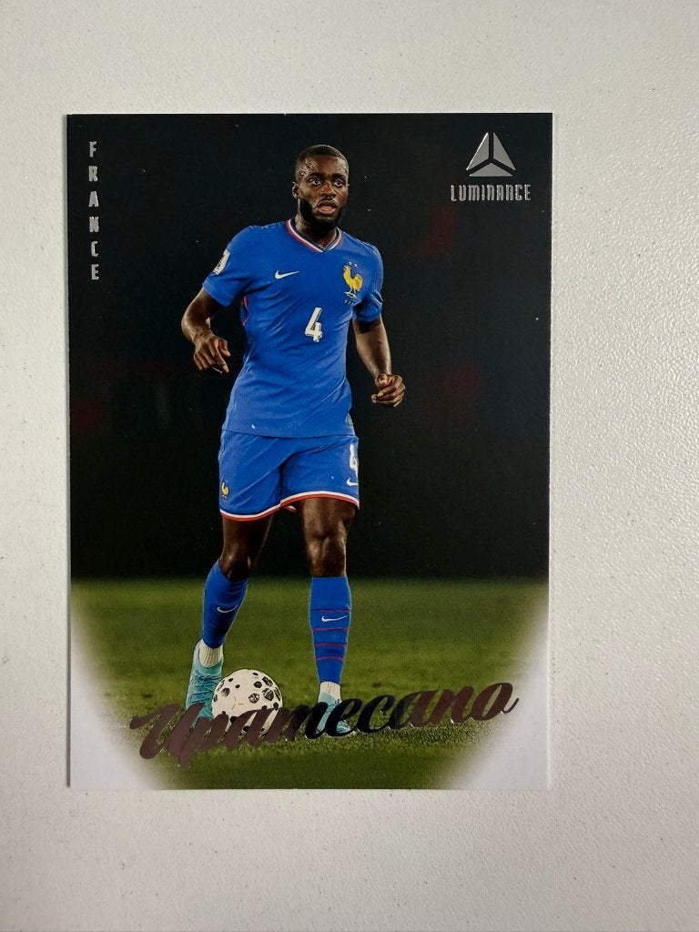 3 Dayot Upamecano Vertical Luminance France 2026, Ophalen of Verzenden, Nieuw, Buitenlandse clubs, Poster, Plaatje of Sticker