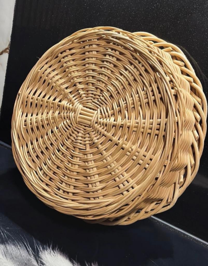 Grote handgemaakte rieten mand - nog nieuw!, Huis en Inrichting, Woonaccessoires | Schalen en Manden, Mand, Rond, Ophalen of Verzenden