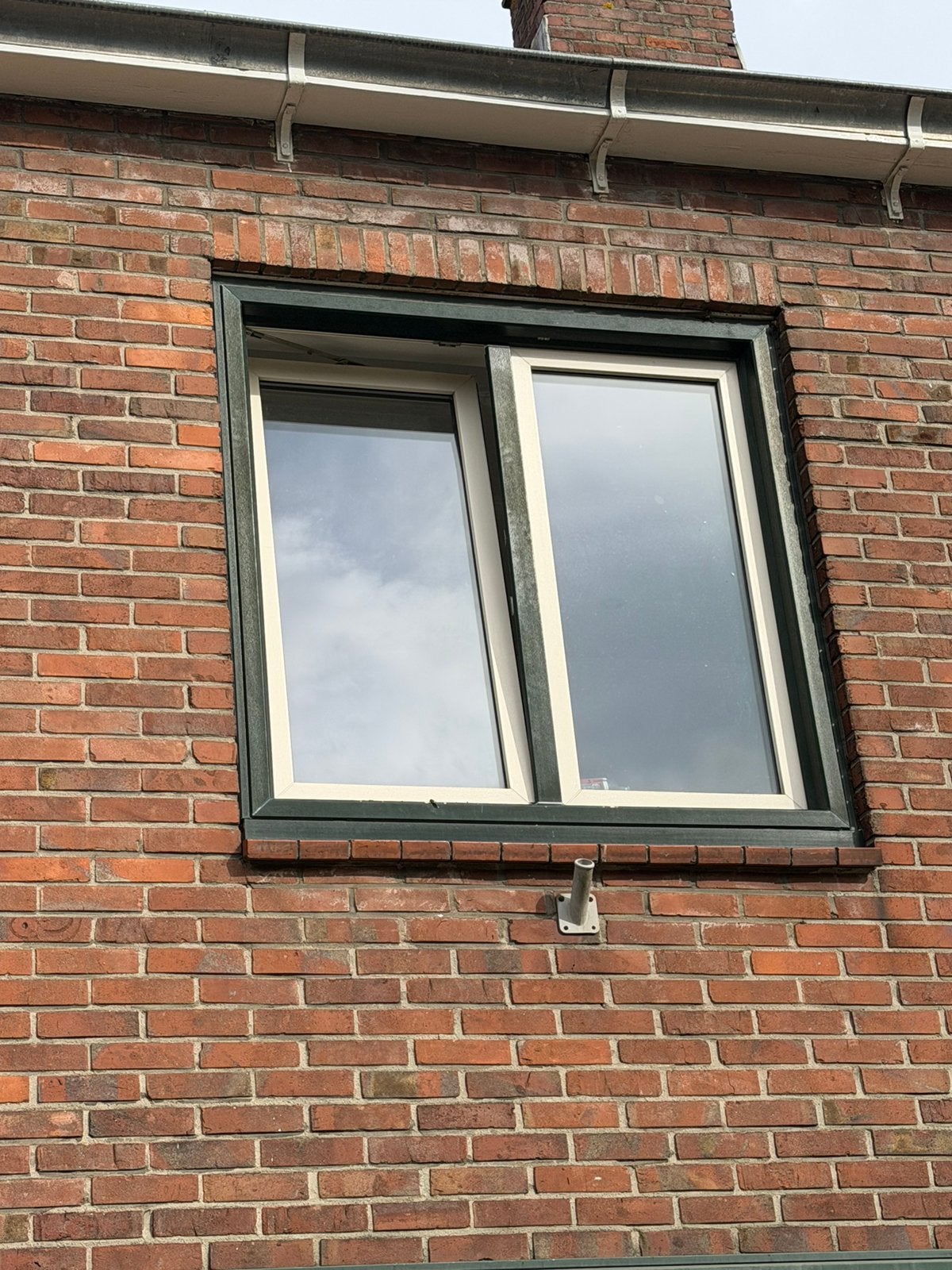 Kunststof kozijn met dubbelglas en kantelkiep, Kunststof, Raamkozijn, Zo goed als nieuw, Inclusief glas