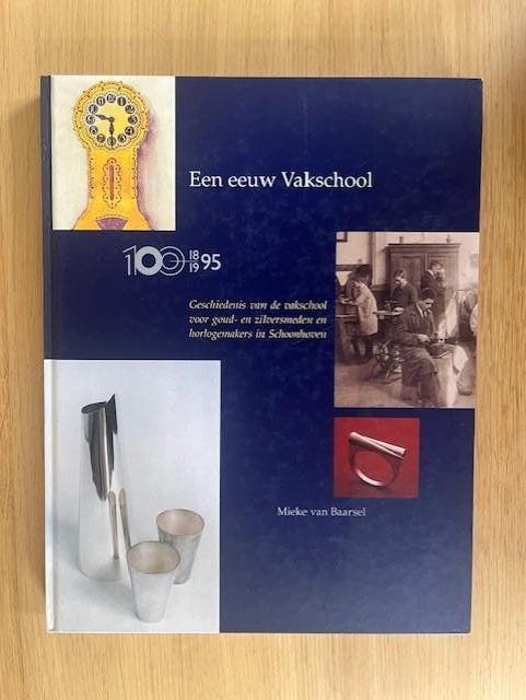 SCHOONHOVEN / GOUD/ ZILVER - Een eeuw vakschool, Boeken, Ophalen of Verzenden, Zo goed als nieuw