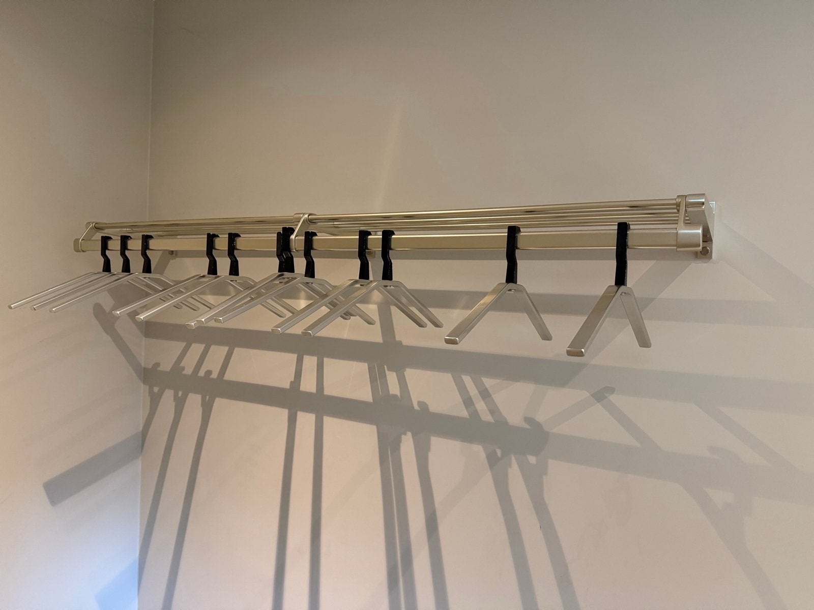 RVS kapstok rek +  RVS jas hangers, 30 cm diep, 1,5 m1 breed, Huis en Inrichting, Ophalen, Zo goed als nieuw