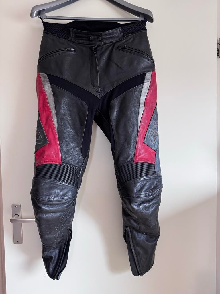 Leren dames motorbroek met rode en grijze accenten mt 44, Ophalen of Verzenden, Tweedehands, Dames, Broek | leer