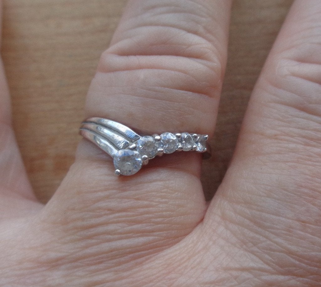 zilveren design ring met steentjes [981], Verzenden, Zo goed als nieuw, 17 tot 18, Dame