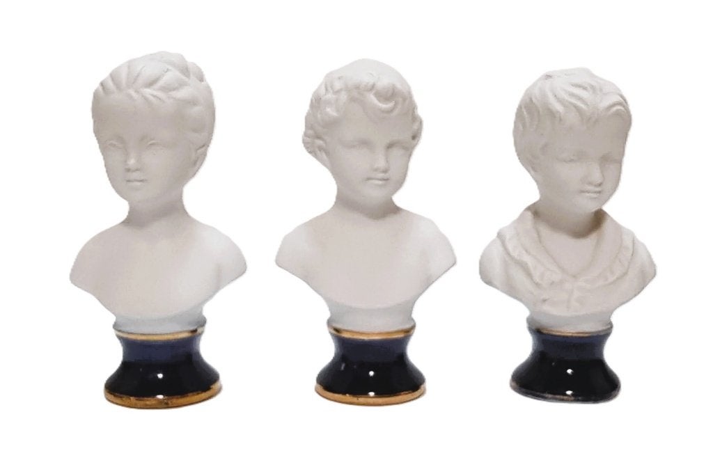 Beeldjes (set van3) in biscuit porselein., Verzamelen, Beelden en Beeldjes, Ophalen of Verzenden, Zo goed als nieuw, Mens