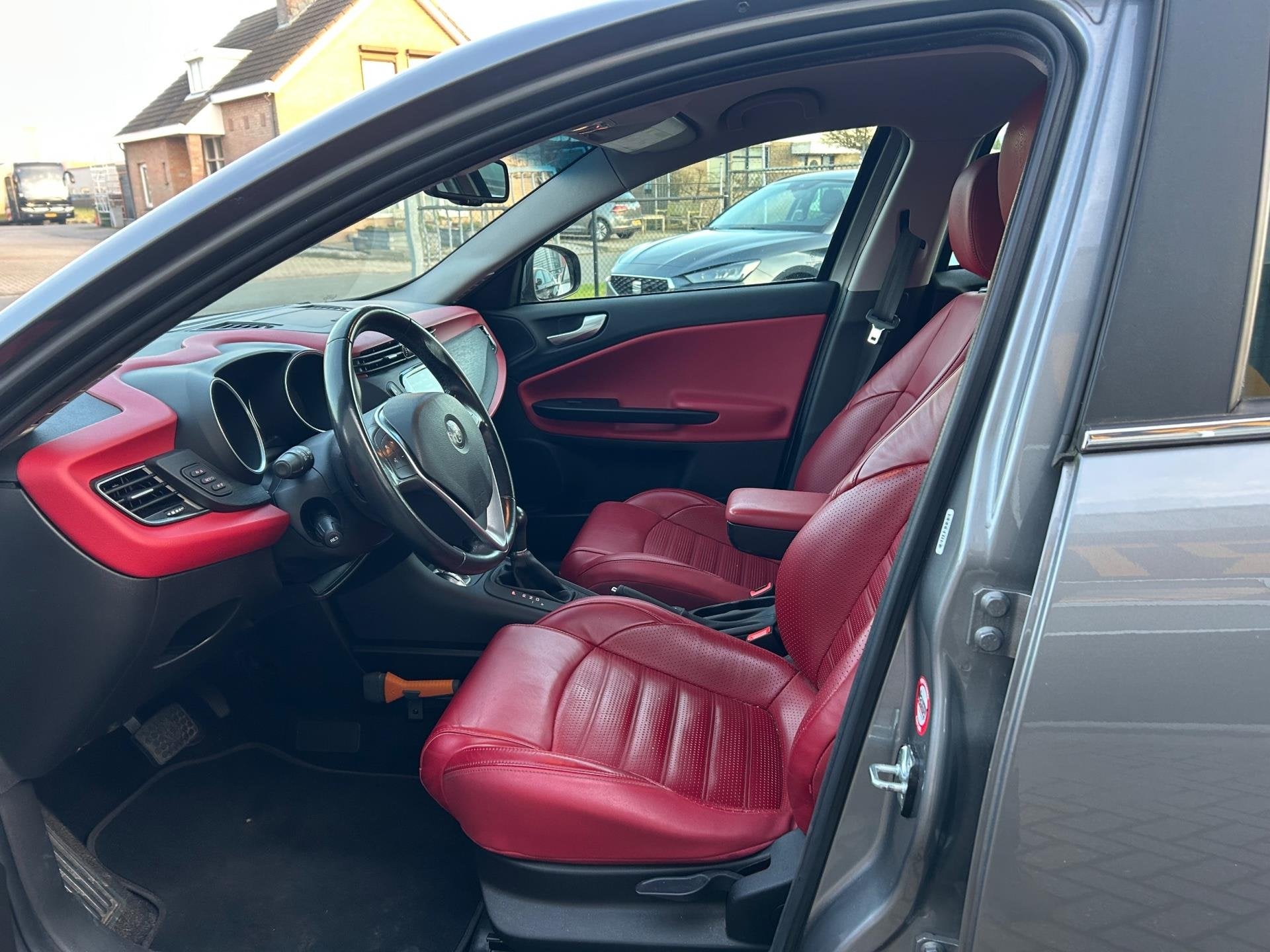Alfa Romeo Giulietta 1.4 Turbo MultiAir Super | LEER | NAVI, Auto's, Alfa Romeo, Dealer onderhouden, Euro 6, 4 cilinders, Zilver of Grijs