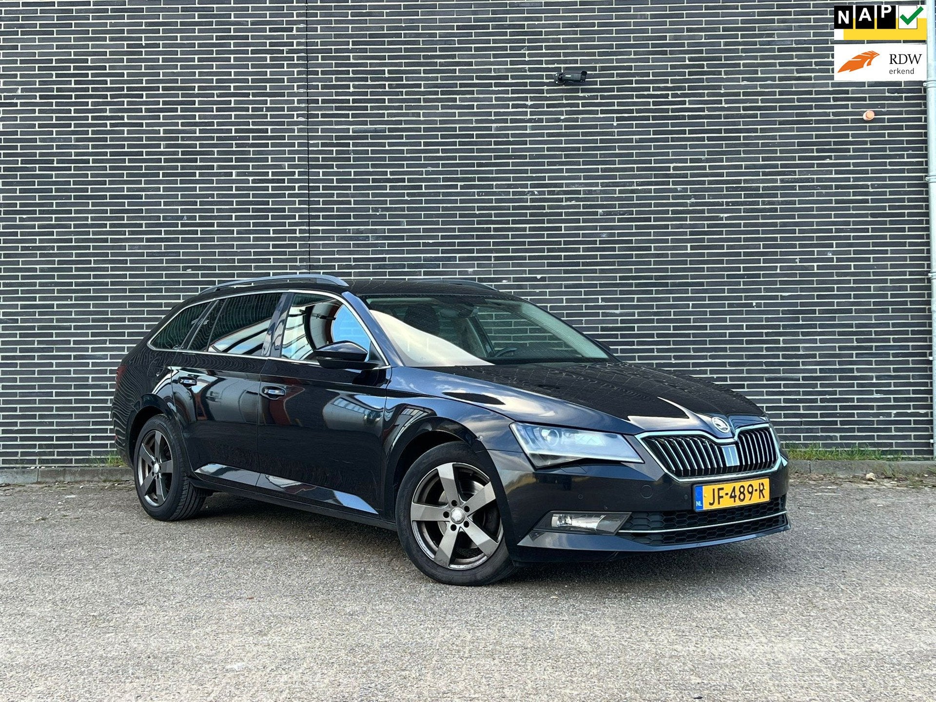 Skoda Superb Combi 1.6 TDI Ambition Business DSG, Clima!, Auto's, Euro 6, 4 cilinders, Zwart, Origineel Nederlands