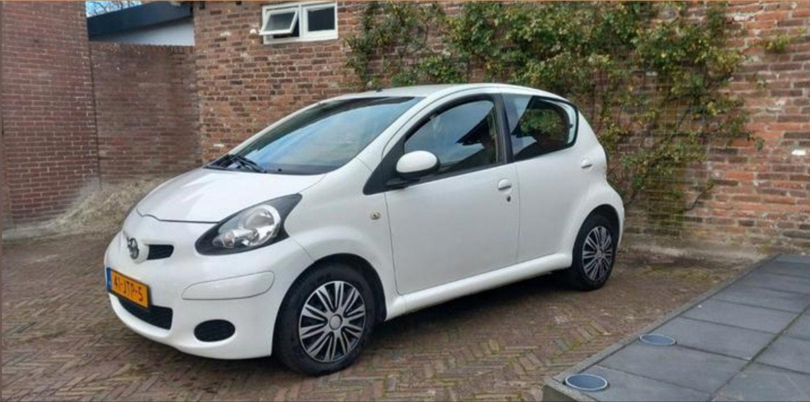 Toyota Aygo 1.0 12V Vvt-i 5DRS 2009 Wit, Auto's, Voorwielaandrijving, Stof, Zwart, 4 stoelen