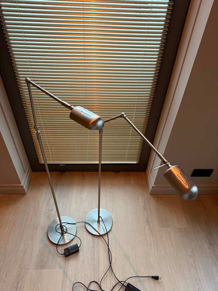 2 Zilverkleurige vloerlampen, Huis en Inrichting, Lampen | Vloerlampen, Ophalen, Zo goed als nieuw, 100 tot 150 cm
