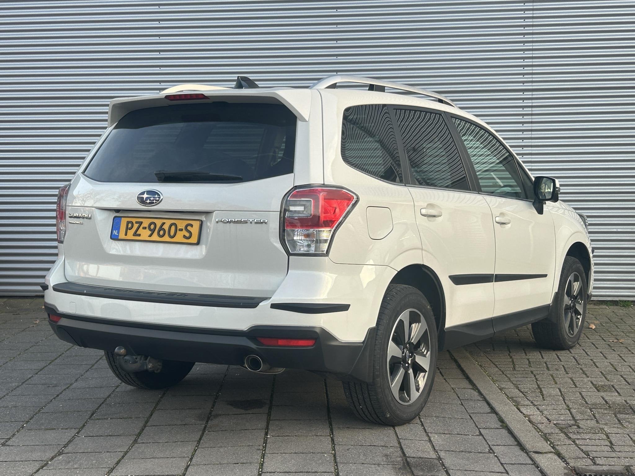 Subaru Forester 2.0 Premium | Trekhaak | schuidak | Leder |, Auto's, Dealer onderhouden, 15 km/l, Euro 6, 4 cilinders