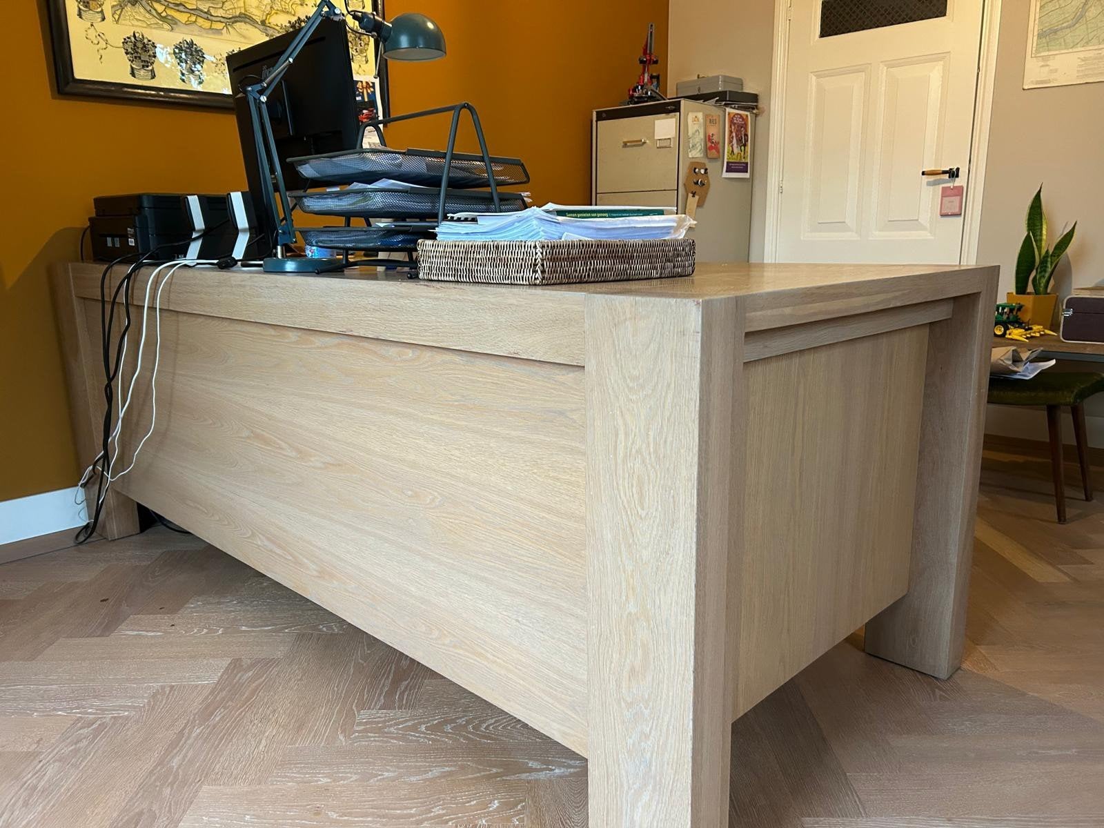 Robuust eiken bureaus met kabeldoorvoer, Huis en Inrichting, Ophalen, Gebruikt, Hout, Kabelgoot