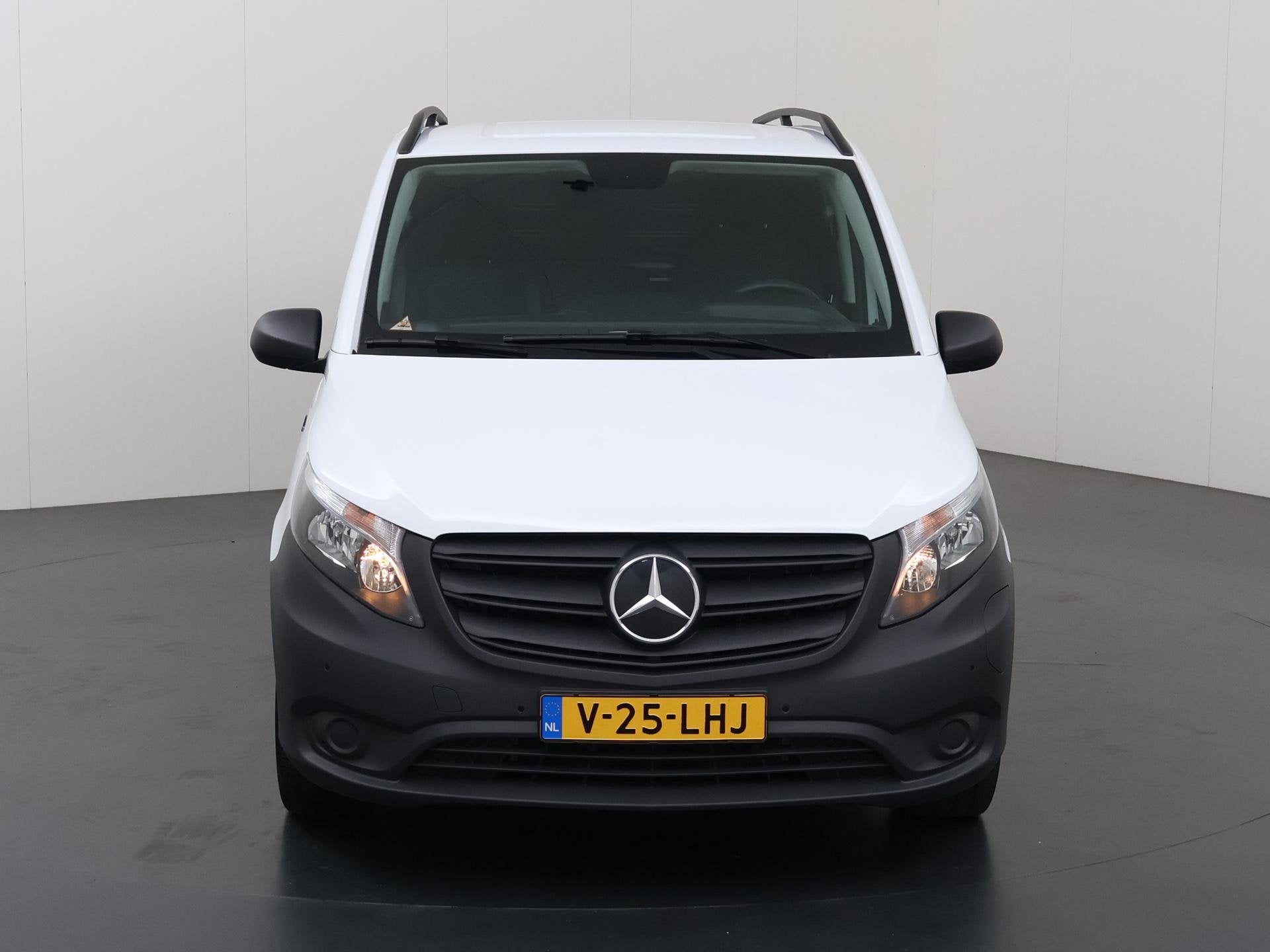Mercedes-Benz eVito | L2 | 66 kWh | AIRCO | NAVIGATIE | PARK, Stof, Gebruikt, Zwart, 2242 kg
