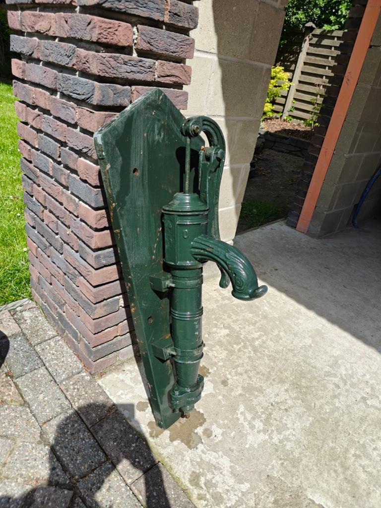Gietijzeren Waterpomp op Massief hout., Antiek en Kunst, Ophalen
